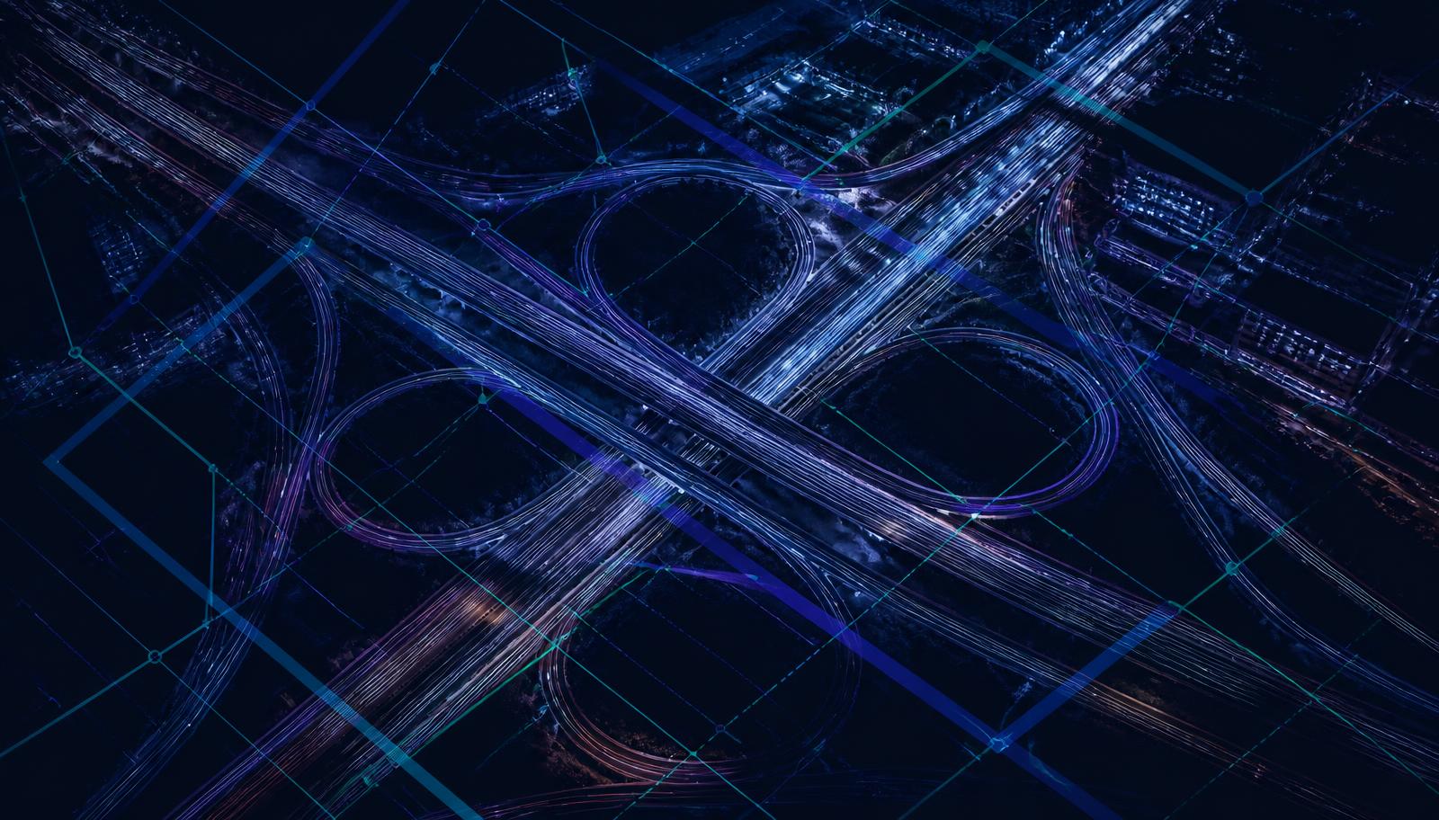 Vista aérea noturna de rodovias com sobreposição de rotas monitoradas